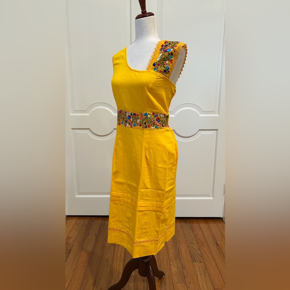 Mexican embroidered dress, hand Embroidered with Cotton threads. - Picture 7 of 8